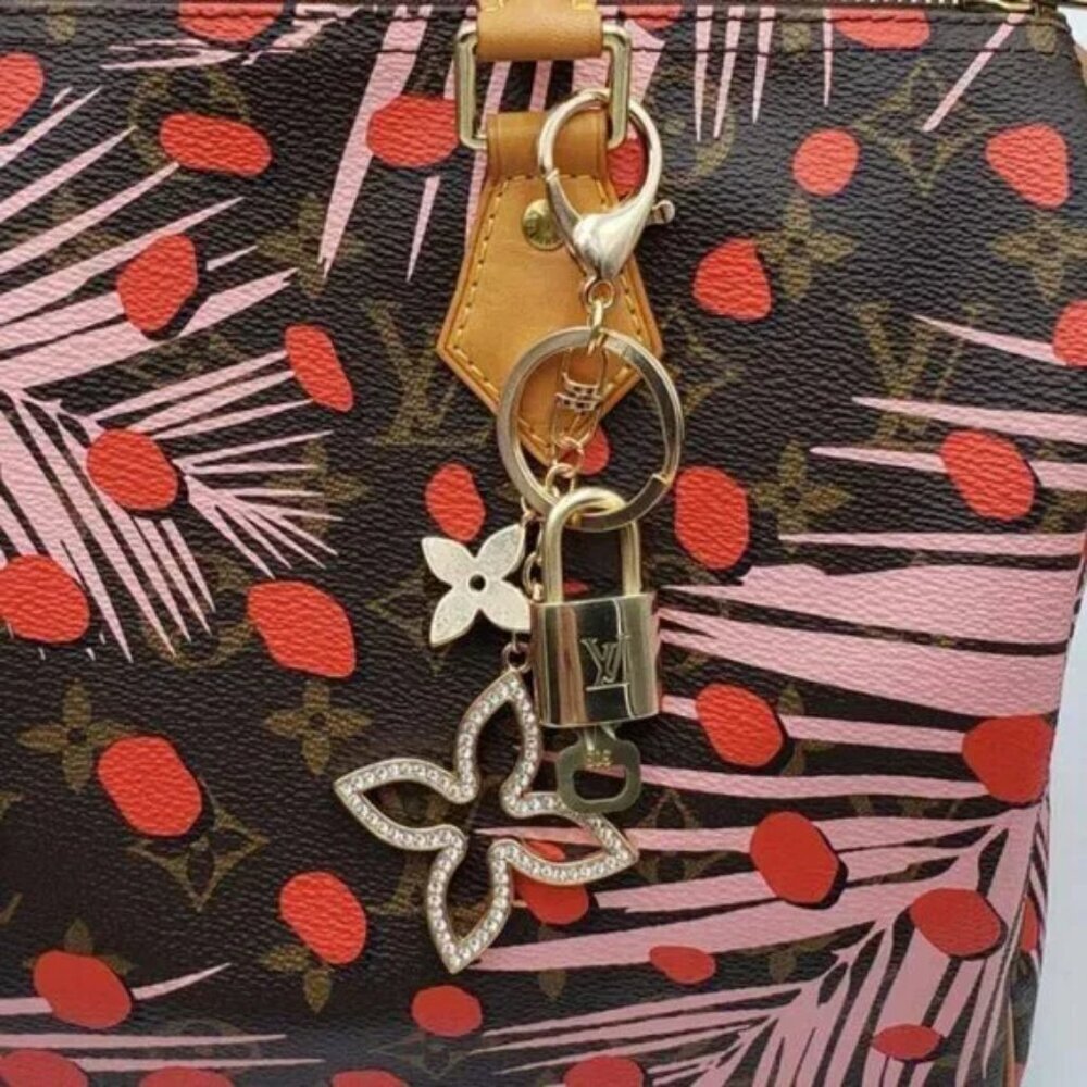 LV Gold Padlock Authentic 🔑 Luxury Bag Charm w/ Unbranded Clover Keychain - Picture 7 of 9
